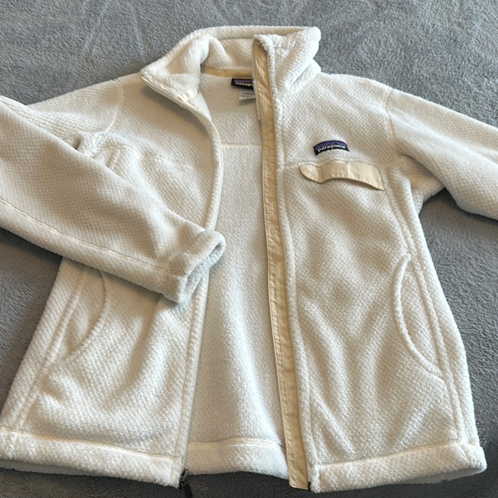 Patagonia Cream Puffer Jacket with Stand-Up Collar and Zip-Up Design